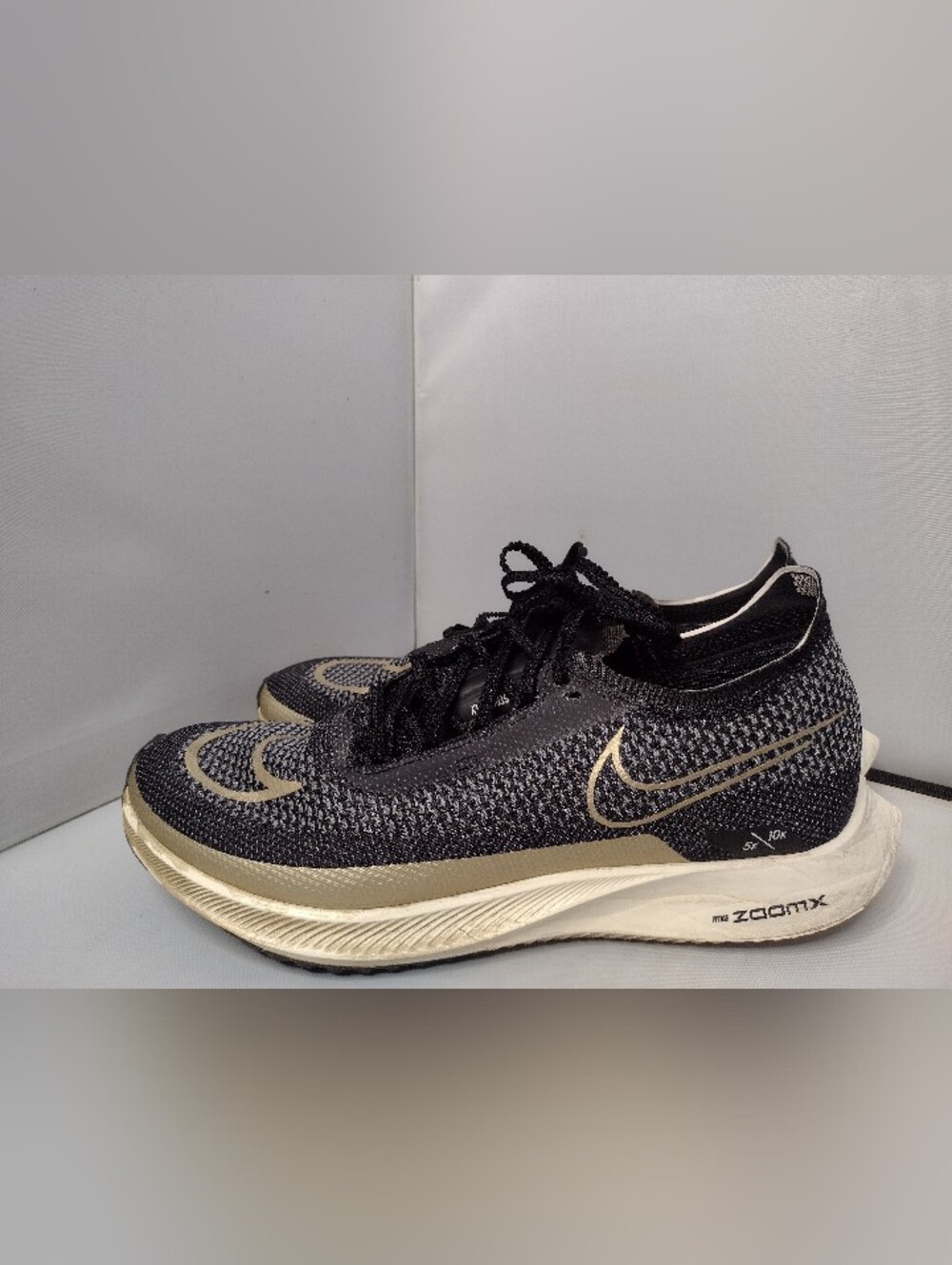 NIKE ZoomX Streakfly Running Shoes Womens 7 Black Gold Sneakers Knit U